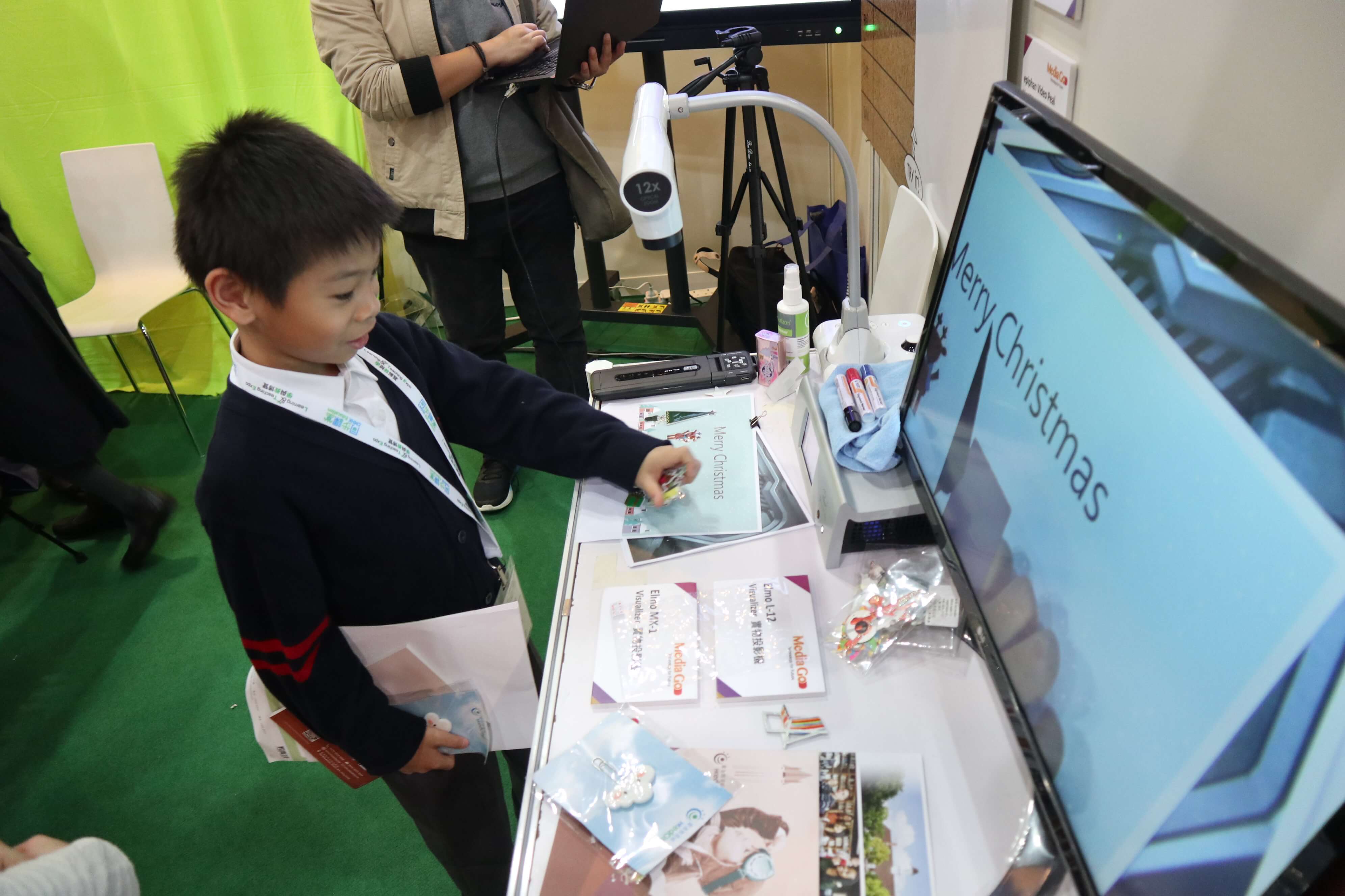 Media Go Facilitates Effective Teaching, Fast Learning With Its Education Solutions Student using Visualizer 1 Media Go Facilitates Effective Teaching, Fast Learning With Its Education Solutions